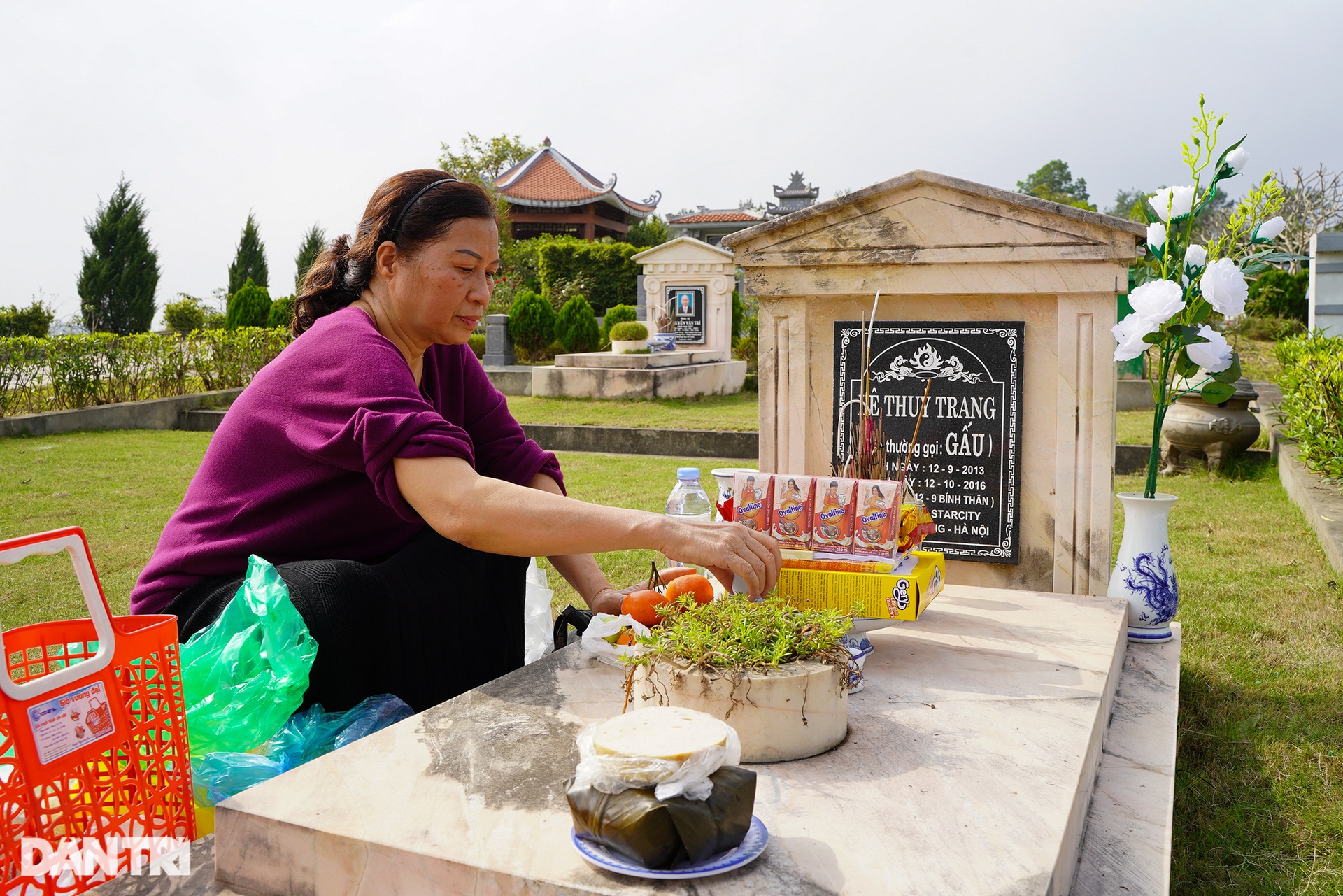 Người dân tấp nập đi tảo mộ dịp cuối năm - 9 Người dân tấp nập đi tảo mộ dịp cuối năm - 9