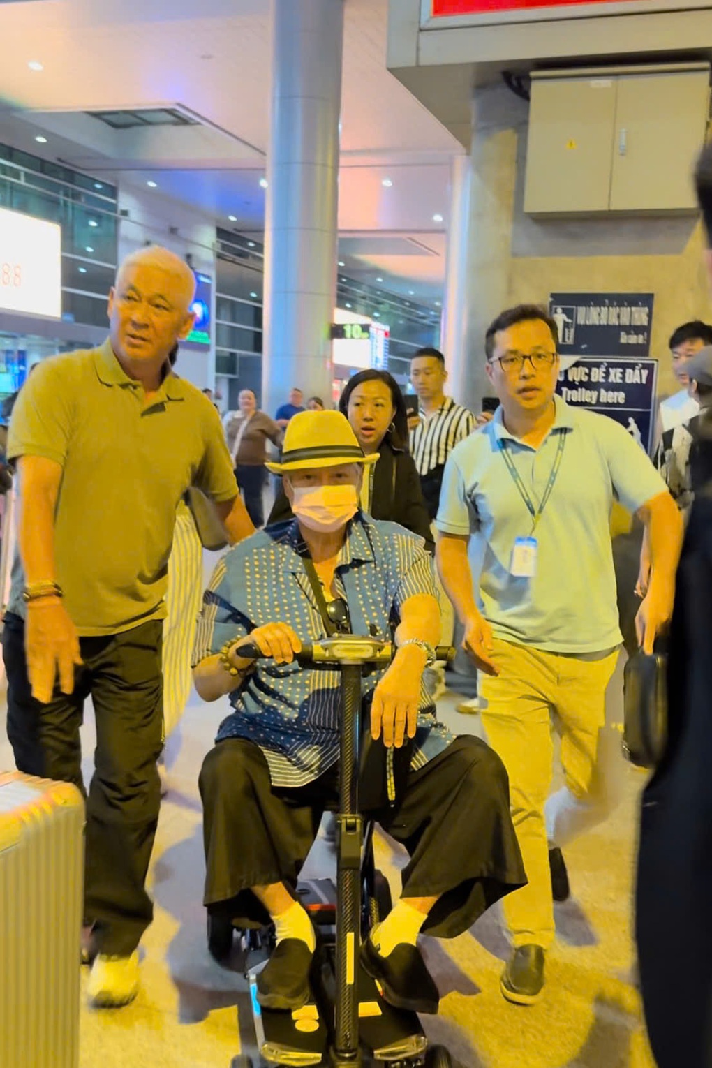 Cổ Thiên Lạc và Hồng Kim Bảo xuất hiện ở TPHCM, được fan săn đón - 2 Cổ Thiên Lạc và Hồng Kim Bảo xuất hiện ở TPHCM, được fan săn đón - 2