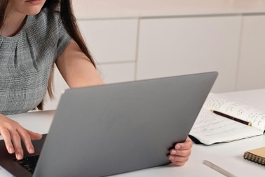 Yêu cầu xử lý nghiêm vụ cô giáo xin phụ huynh tiền mua laptop