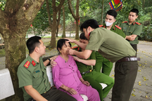 Công an cứu bà cụ 77 tuổi bị ngất xỉu khi đi lễ Đền Hùng