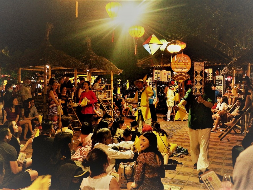 Khám phá Đêm phố cổ - sản phẩm du lịch độc đáo riêng có của Hội An - 7 Khám phá Đêm phố cổ - sản phẩm du lịch độc đáo riêng có của Hội An - 7