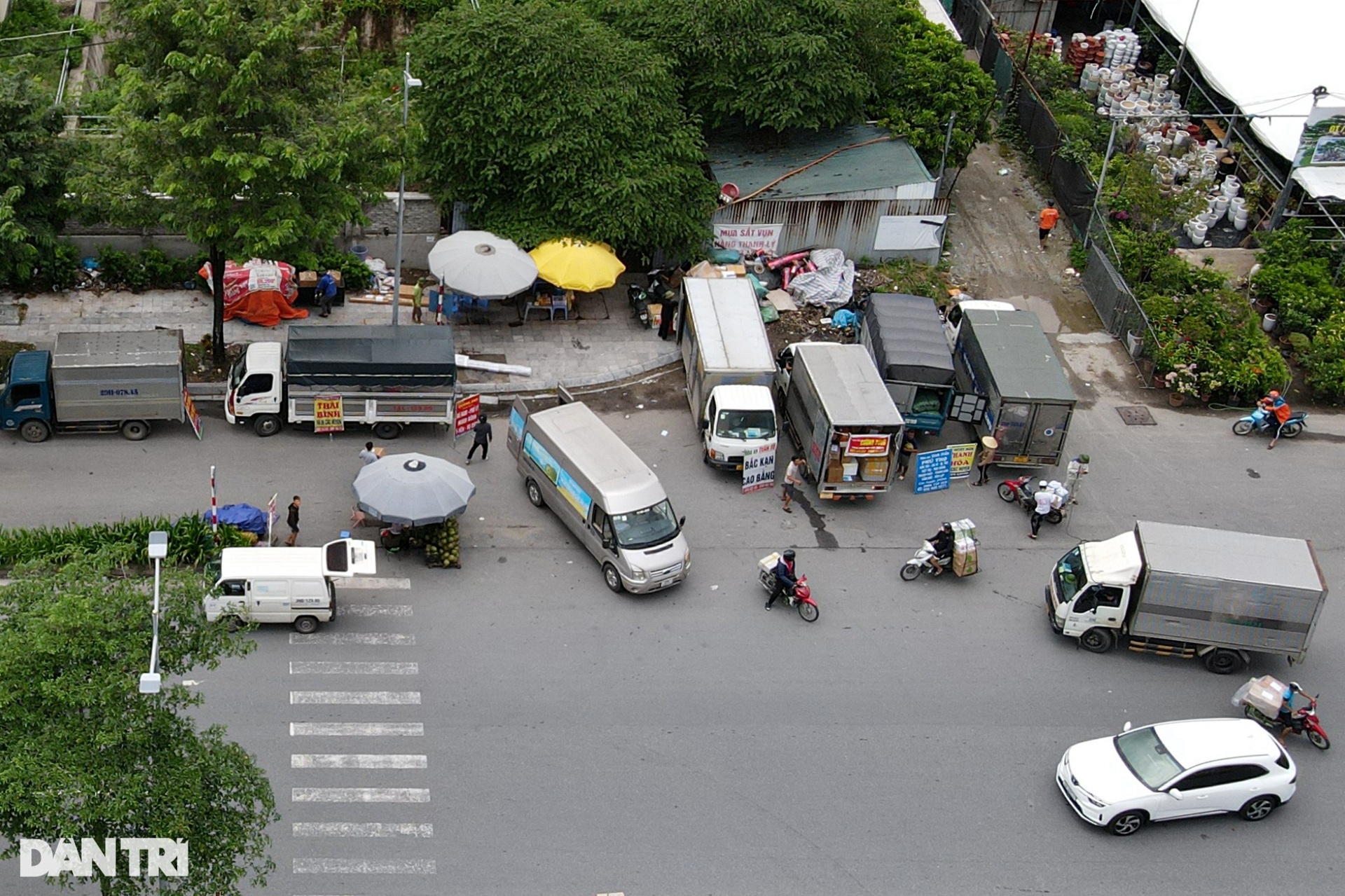 Đại lộ nghìn tỷ ở Hà Nội biến thành bến xe tải - 5 Đại lộ nghìn tỷ ở Hà Nội biến thành bến xe tải - 5