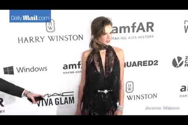 Alessandra Ambrosio quyến rũ với váy ren