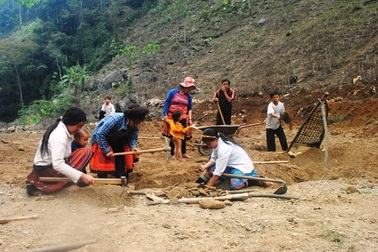 Những cặp vợ chồng lấy nhau chỉ cần... “ma rừng” chứng giám
