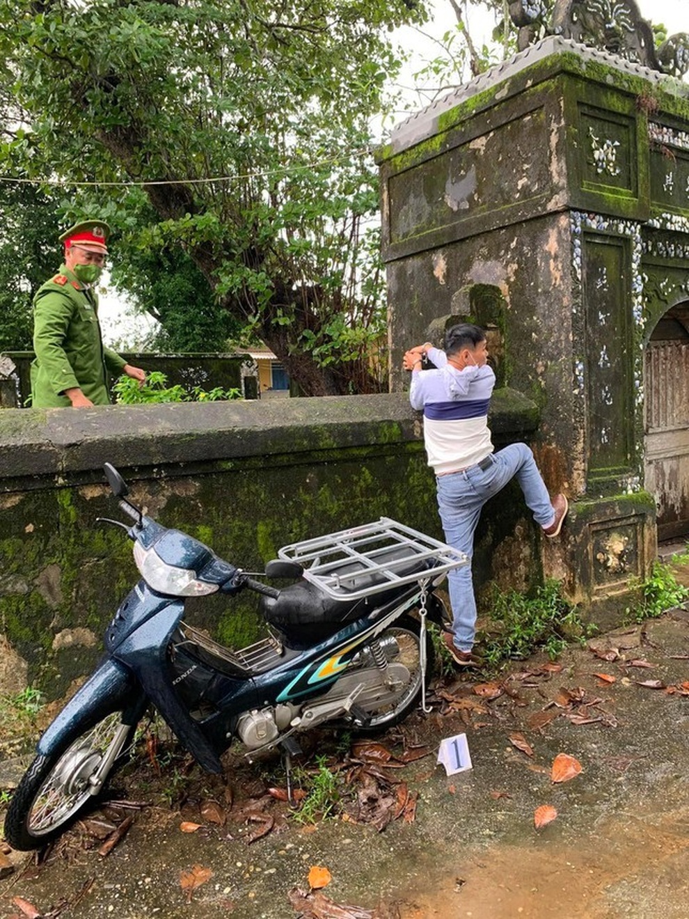 Hàng chục cổ vật quý trăm năm tuổi bị mất cắp - 3 Hàng chục cổ vật quý trăm năm tuổi bị mất cắp - 3