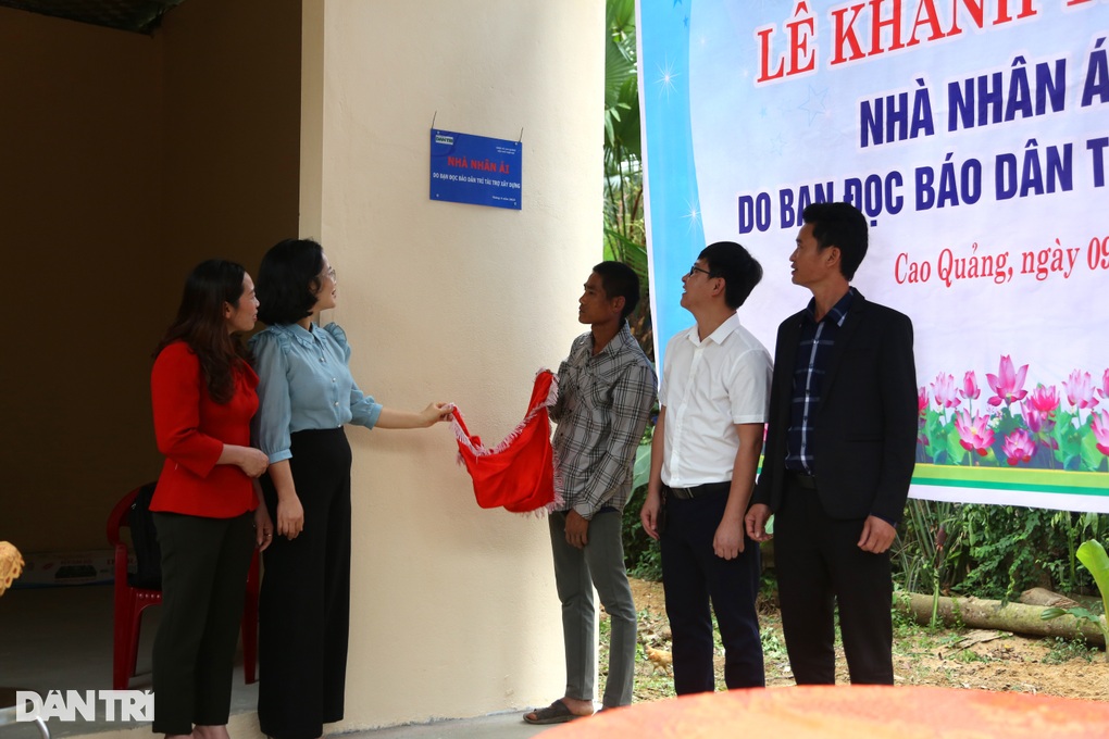 Cặp vợ chồng ngây dại cùng 4 đứa con thơ có nhà mới nhờ bạn đọc Dân trí - 4 Cặp vợ chồng ngây dại cùng 4 đứa con thơ có nhà mới nhờ bạn đọc Dân trí - 4