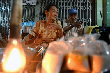 Quán chè Đèn Dầu của hai vợ chồng bán 40 năm ở vỉa hè Sài Gòn