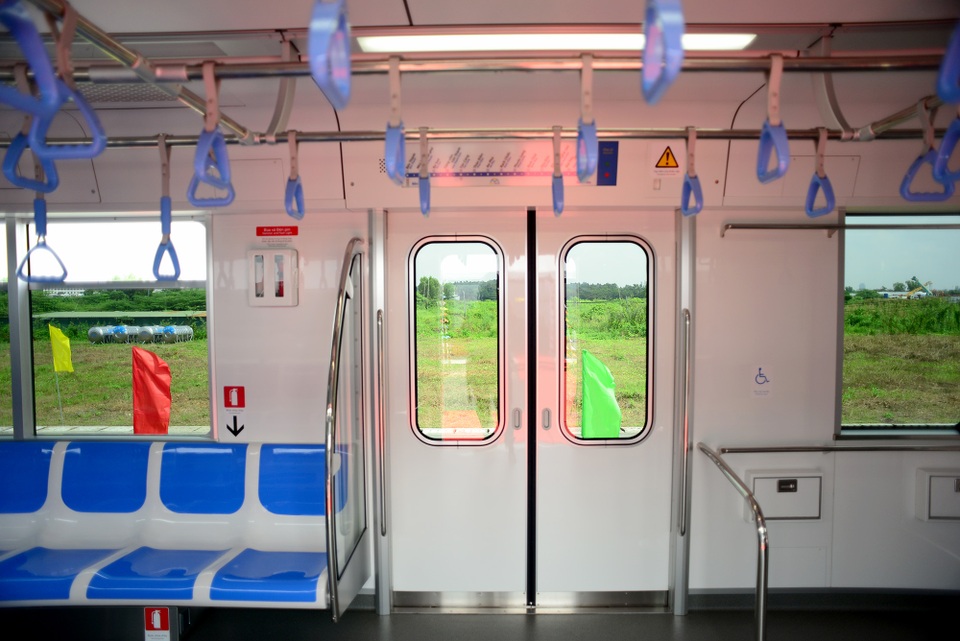 Tàu metro số 1.jpg Tàu metro số 1.jpg