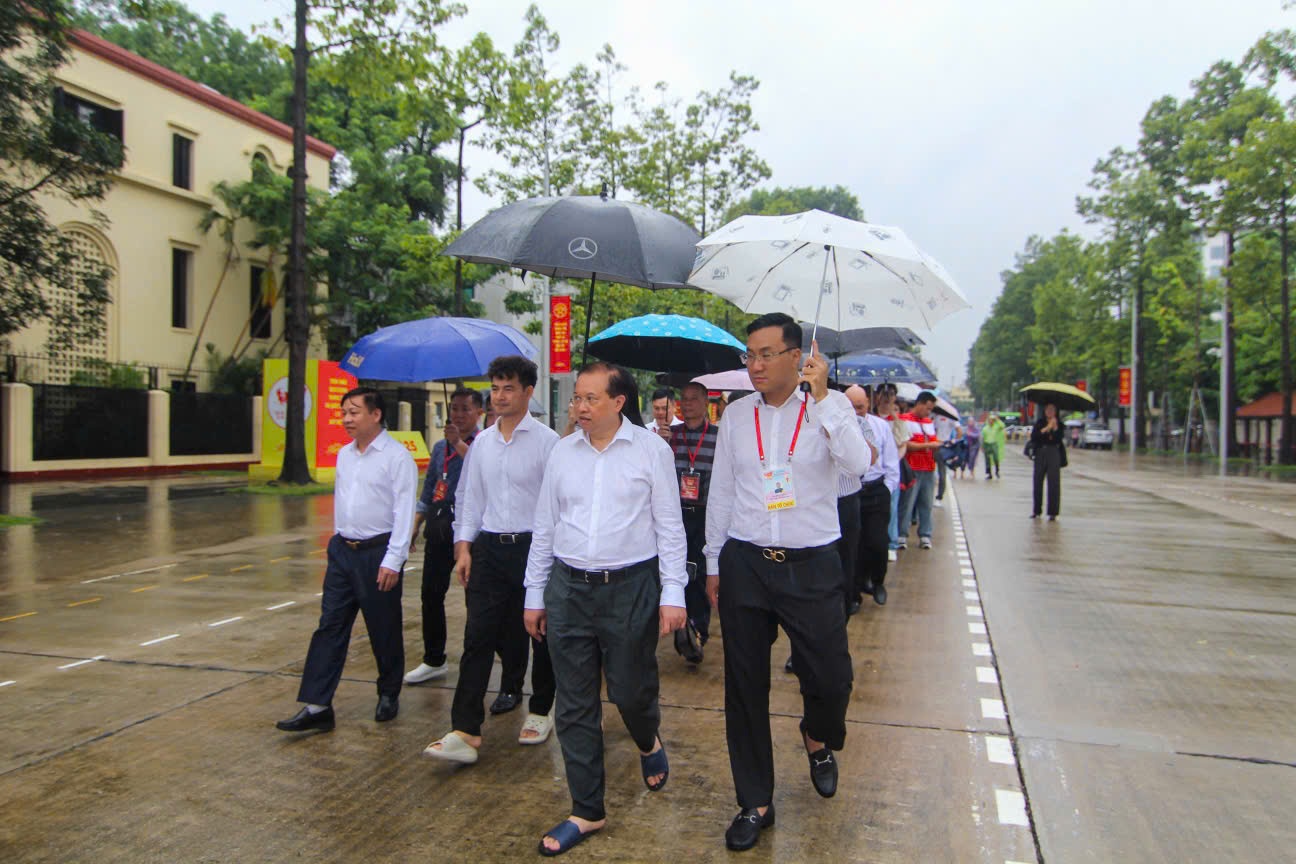 Cục trưởng Xuân Bắc, Đen Vâu cùng dàn nghệ sĩ thăm Nhà sàn Bác Hồ - 2