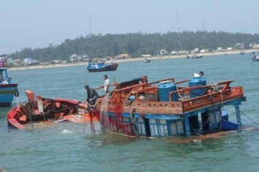 Tàu cá chìm vì va đá ngầm, 12 ngư dân thoát nạn