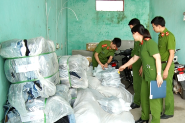 Mua lượng lớn quần áo cũ qua mạng xã hội, về gia công lại bán cho khách