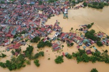 Mưa lũ cuồn cuộn đổ về, nhiều nơi ở Lạng Sơn chìm trong biển nước