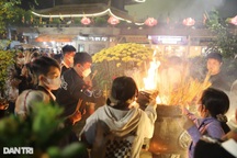 Người TPHCM đi nhiều chùa trong đêm giao thừa để cầu may mắn