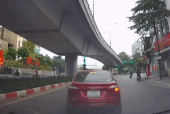 Ô tô lạng lách khó hiểu trên đường, suýt "dính" phạt 20 triệu vì vượt đèn