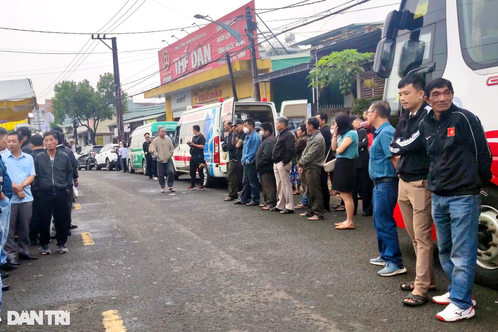 Dòng người nối dài tiễn đưa trợ lý HLV CLB HAGL Dương Minh Ninh - 1 Dòng người nối dài tiễn đưa trợ lý HLV CLB HAGL Dương Minh Ninh - 1