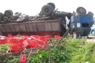 Tránh lạng lách, xe tải lật ngửa giữa quốc lộ