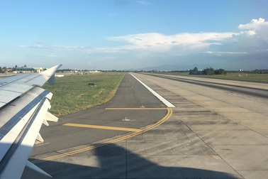 Máy bay không thể hạ cánh vì... chó chạy trên đường băng