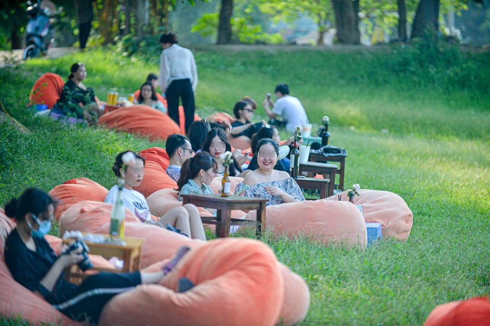 Đông nghẹt người tụ tập vui chơi, ăn uống tại bãi đá sông Hồng cuối tuần - 9 Đông nghẹt người tụ tập vui chơi, ăn uống tại bãi đá sông Hồng cuối tuần - 9