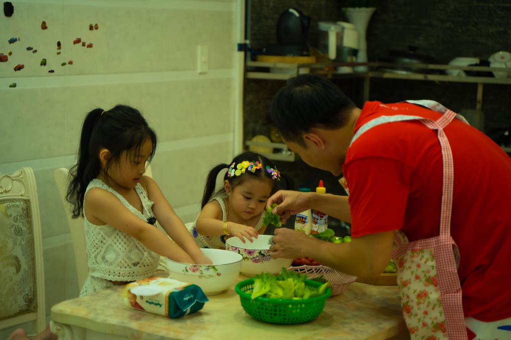 MC Thành Trung và Dương Khắc Linh mệt rã rời khi chăm sóc cặp song sinh - 3 MC Thành Trung và Dương Khắc Linh mệt rã rời khi chăm sóc cặp song sinh - 3