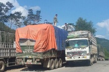 Bắt tại trận đoàn xe quá tải "ì ạch" từ Lào về Nghệ An