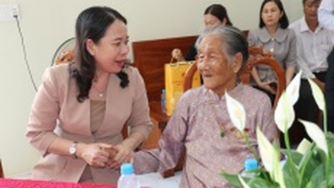 Phó Chủ tịch nước Võ Thị Ánh Xuân thăm và tặng quà đối tượng chính sách, công nhân tại Bình Dương