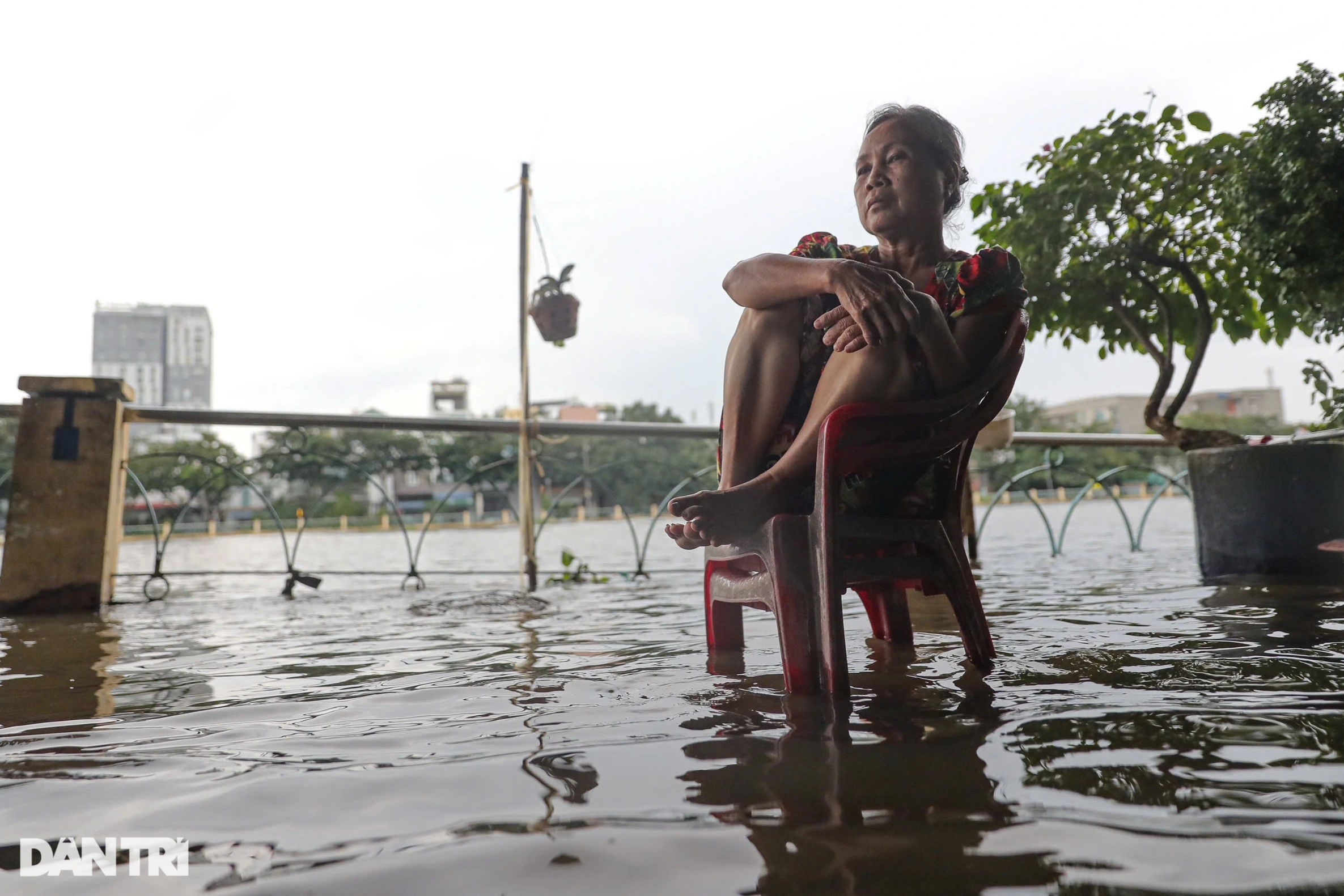 View - Mưa lớn kết hợp triều cường gây ngập nhiều nơi ở TPHCM | Báo Dân trí