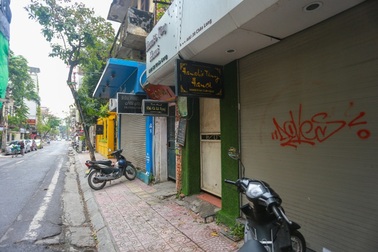 Hàng quán khu cách ly Trúc Bạch đồng loạt đóng cửa