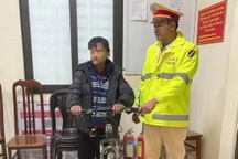 Thanh niên 16 tuổi đi lạc 200km được CSGT đưa về nhà