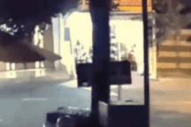 Xe máy bất ngờ lao thẳng vào ô tô với tốc độ cao