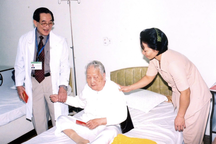 Giám đốc đầu tiên BV Đại học Y Dược TPHCM nhận giải "Cống hiến trọn đời"