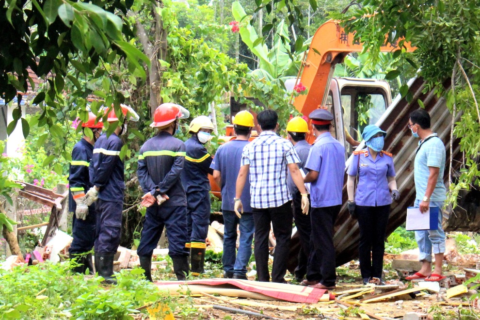Vụ nổ sập nhà, chôn sống đôi vợ chồng: Nhiều thuốc nổ ở hiện trường! - 3 Vụ nổ sập nhà, chôn sống đôi vợ chồng: Nhiều thuốc nổ ở hiện trường! - 3