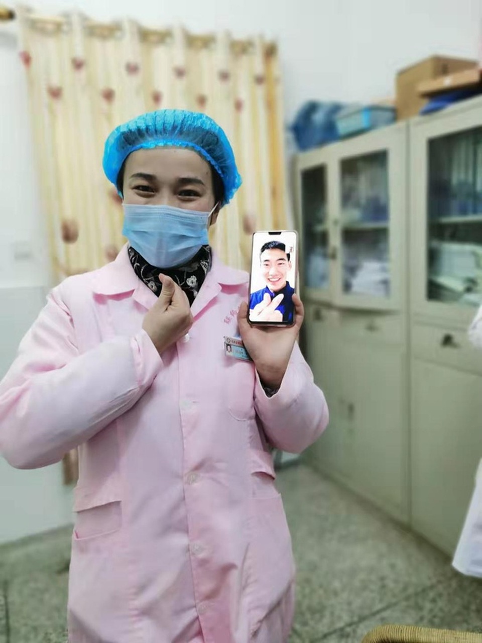 Cặp đôi Trung Quốc cưới nhau qua... videocall thời dịch virus corona - 2 Cặp đôi Trung Quốc cưới nhau qua... videocall thời dịch virus corona - 2