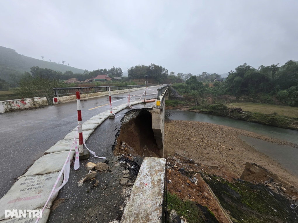 Sạt lở nghiêm trọng trên quốc lộ 48D, tiềm ẩn nguy cơ tai nạn - 2