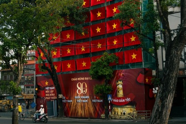 Toà sát "Hàm cá mập" rực rỡ cờ đỏ sao vàng là điểm check-in gây sốt dịp 2/9