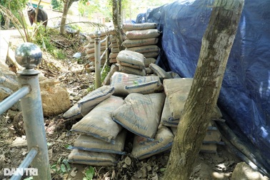 Xã tiếp nhận hơn 200 tấn xi măng về làm đường rồi "vứt xó"