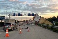 Hà Nội: Lật xe container ở cầu Thanh Trì, ùn tắc suốt từ sáng đến trưa