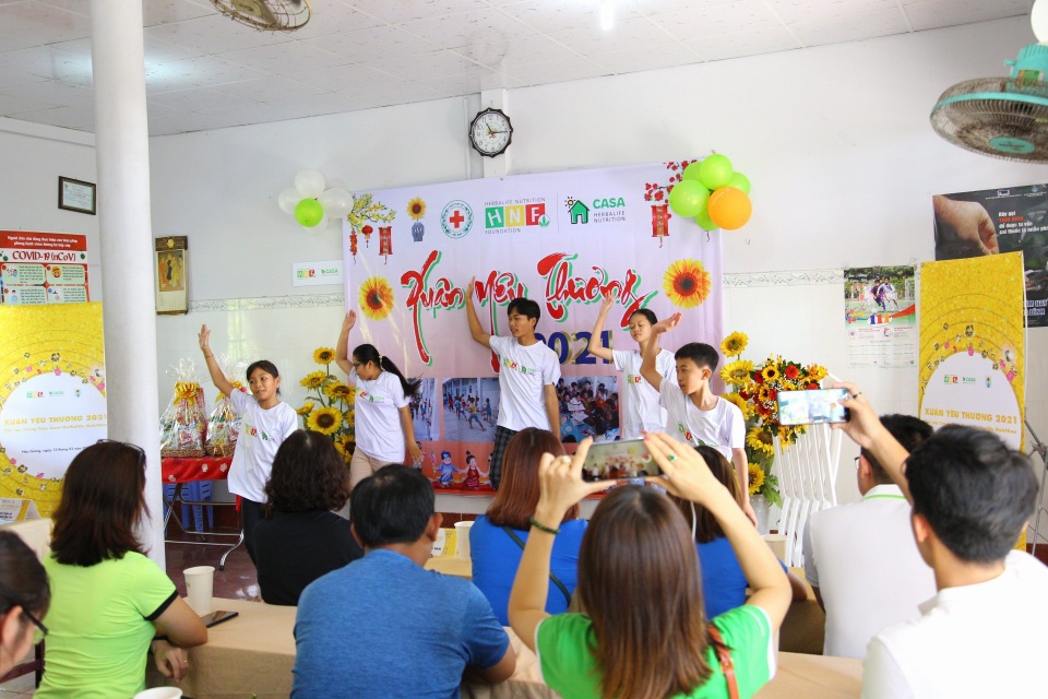 Herbalife Việt Nam tổ chức chương trình Xuân Yêu Thương cho trẻ em khó khăn - 1 Herbalife Việt Nam tổ chức chương trình Xuân Yêu Thương cho trẻ em khó khăn - 1