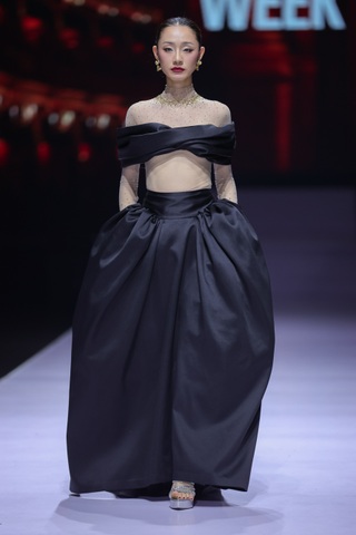 Hoàng Thùy tái hiện cú xoay váy từng gây “sốt” truyền thông quốc tế - 12