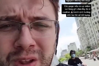 "Anh Nga Ngố" cảm động vì sự tốt bụng của người Việt Nam