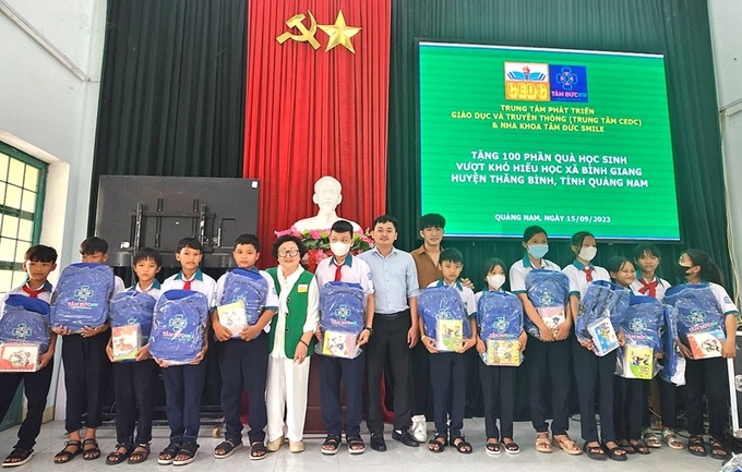 Đại diện CEDC và Ban tổ chức Nha khoa Tâm Đức Smile tại Đà Nẵng trao quà cho các học sinh.