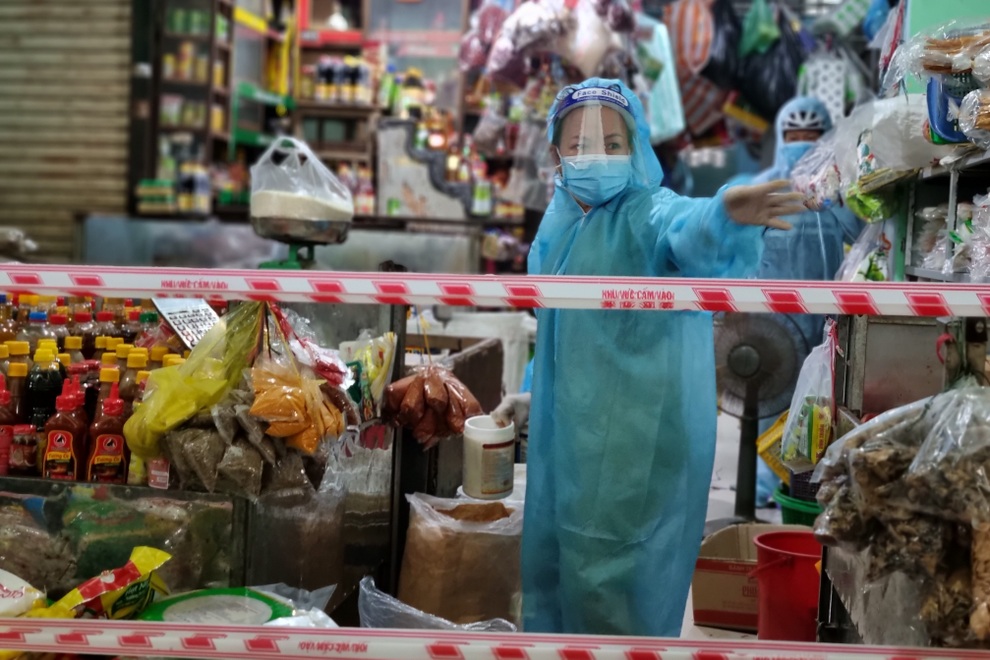 Tiểu thương Đà Nẵng mặc đồ bảo hộ kín mít, chỉ bán cho đại diện tổ dân phố - 4 Tiểu thương Đà Nẵng mặc đồ bảo hộ kín mít, chỉ bán cho đại diện tổ dân phố - 4