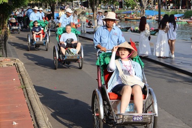 Người dân Đà Nẵng chật vật vì nắng nóng gay gắt kéo dài