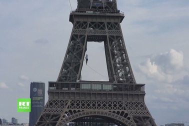 "Thót tim" màn đi trên dây nối từ tháp Eiffel băng qua sông Seine ở Pháp