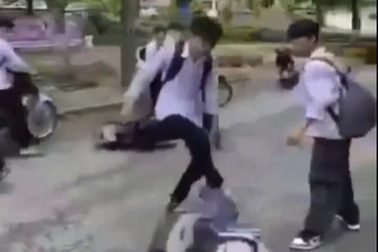 Nam sinh lớp 10 bị bố của bạn đánh trước cổng trường