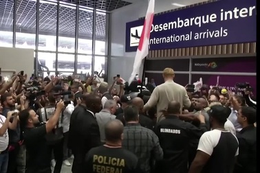 Biển người hâm mộ Brazil chào đón HLV đội tuyển Campuchia