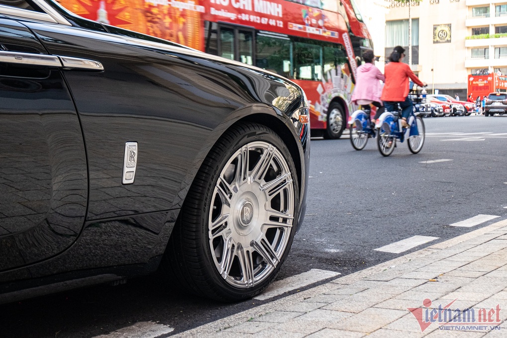Ngắm Rolls-Royce Wraith hơn 20 tỷ của Cường Đô la xuất hiện trên đường - 6 Ngắm Rolls-Royce Wraith hơn 20 tỷ của Cường Đô la xuất hiện trên đường - 6
