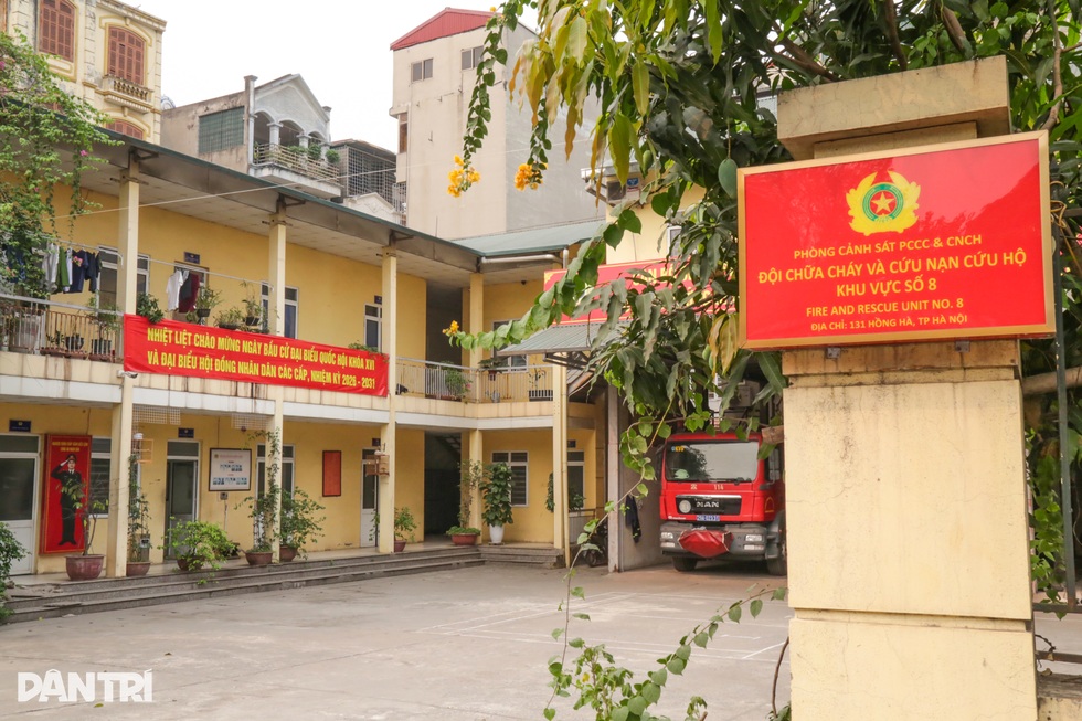 Chiến sĩ phá cửa sắt, nhường mặt nạ phòng độc, cõng người vượt biển lửa - 4