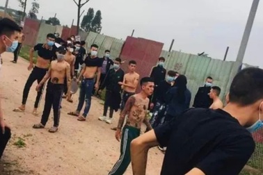 Người dân dùng chất bẩn ngăn cản thợ thi công