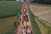 Báu vật bằng vàng, đồng của vua Hàm Nghi được hàng nghìn người rước