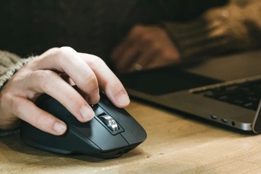 Tặng phim miễn phí để chống dịch, website phim người lớn bị sập